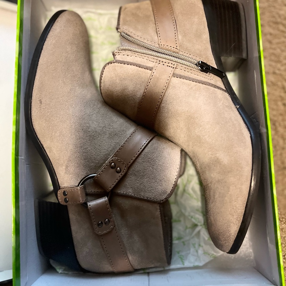 Women booties color gray size 9.5 like new